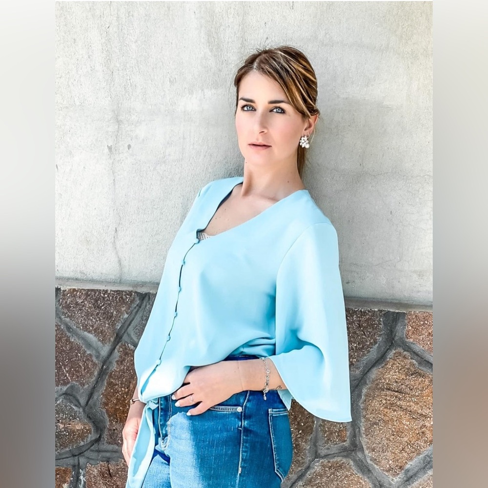 luvamia Size Medium Crystal Blue V-neck 3/4 Sleeve Tie Knot Button Down Blouse